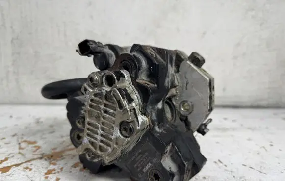 Volvo S60 Fuel injection high pressure pump 8689590