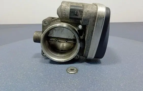BMW 1 E81 E87 Throttle body valve 1439224