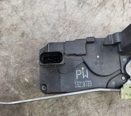 Opel Zafira B Rear door lock 13210739