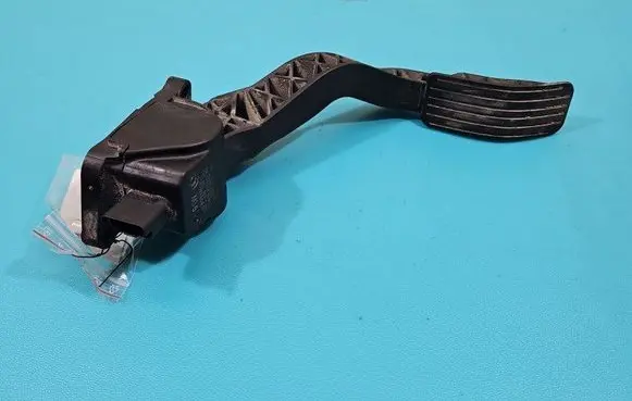 Accelerator throttle pedal