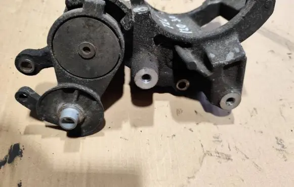 Toyota Land Cruiser (J120) A/C compressor mount bracket 