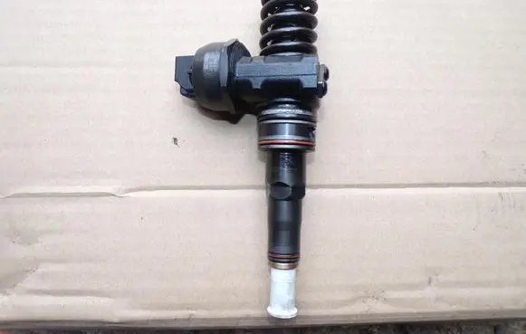 Volkswagen PASSAT B5 Fuel injector 038130073AJ
