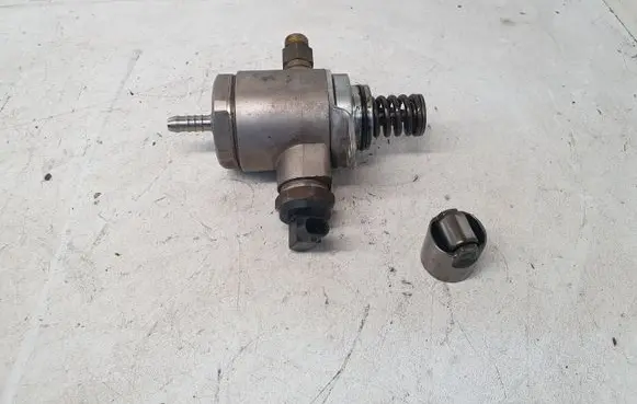 Audi A4 S4 B8 8K Fuel injection high pressure pump 06J127025C