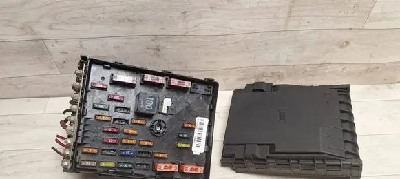 Volkswagen PASSAT B6 Fuse module 3C0937125 63592777