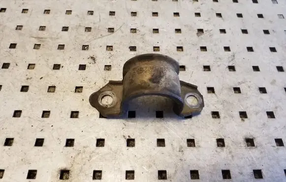 BMW 5 F10 F11 Sway bar bush bracket, front 6796971