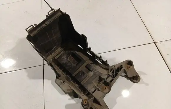 Volkswagen Jetta V Battery box tray 1K0915333C