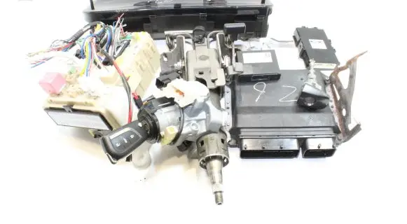 Toyota Avensis T270 Engine ECU kit and lock set 8966105J10