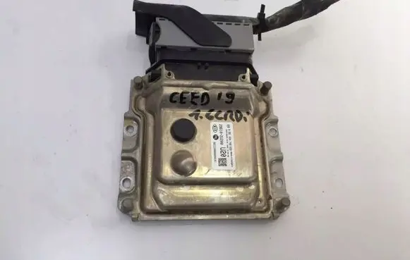 KIA Ceed Engine control unit/module 296102U200
