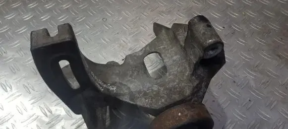 Engine mounting bracket