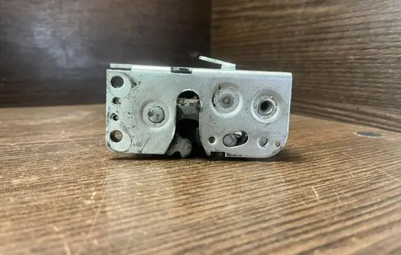 Iveco Daily 3rd gen Sliding door lock 500329771