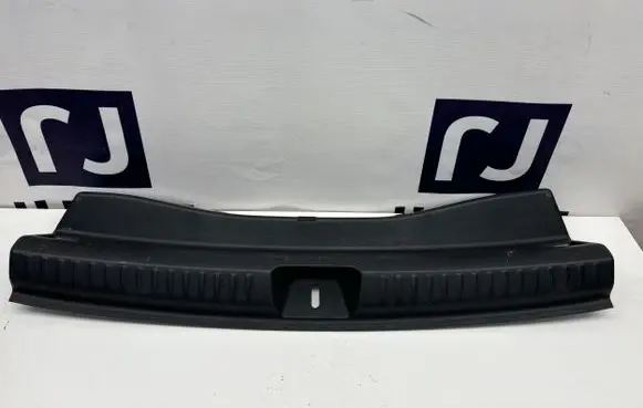 Trunk/boot sill cover protection