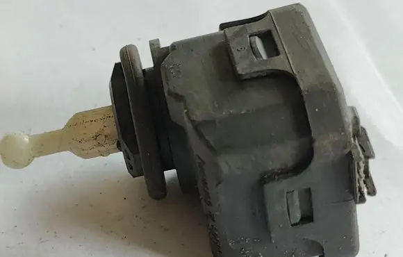 Volkswagen Golf IV Headlight level adjustment motor 1J0941295C