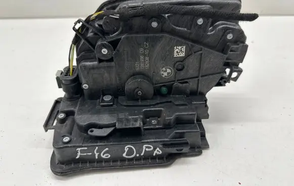 BMW 2 F46 Front door lock 7281936