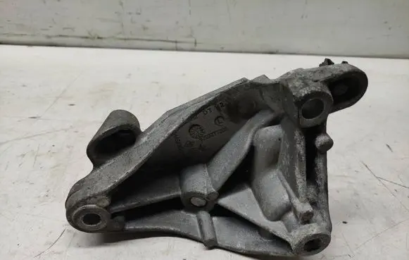 Nissan Qashqai Gearbox mounting bracket 8200277203