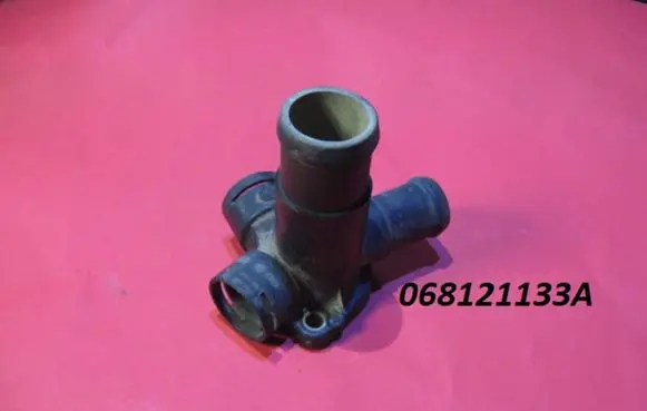 Volkswagen PASSAT B3 Engine coolant pipe/hose 068121133A