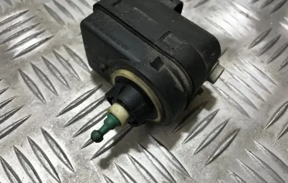 Headlight level adjustment motor