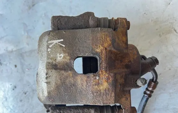 Toyota RAV 4 (XA20) Front brake caliper