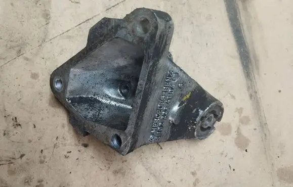 Mercedes-Benz E W124 Engine mounting bracket R1022234104