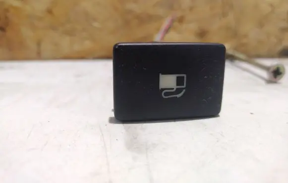 Toyota Avensis T270 Fuel tank opening switch 