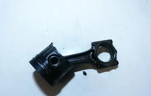 Mazda 323 Piston with connecting rod