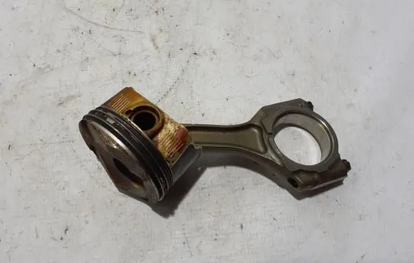 Subaru Forester SK Piston with connecting rod