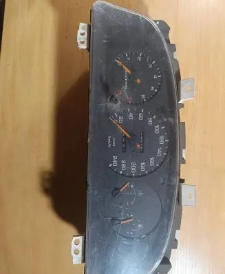 Mazda 626 Speedometer (instrument cluster) PLH43B