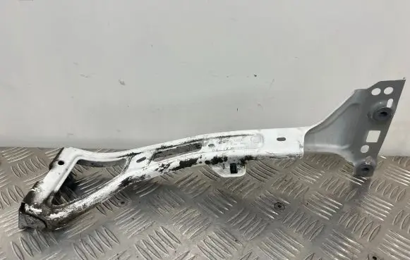 Audi A4 S4 B9 8W Fender mounting bracket 8W0821135C