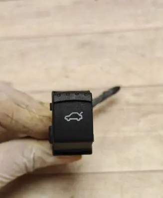 Volkswagen PASSAT B5.5 Tailgate opening switch 1J0959831A