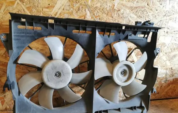 Toyota Avensis T250 Fan set 4227502520