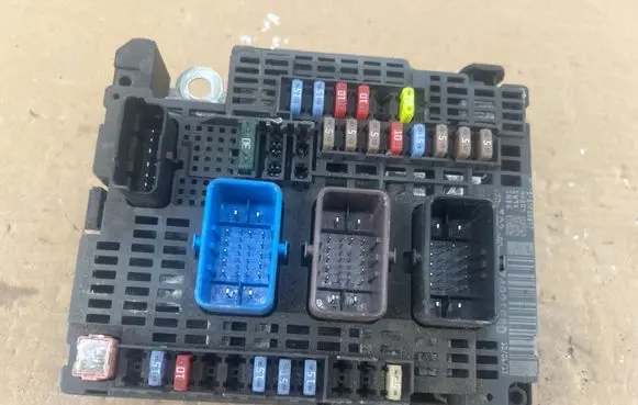 Peugeot 508 Fuse module 9674921980