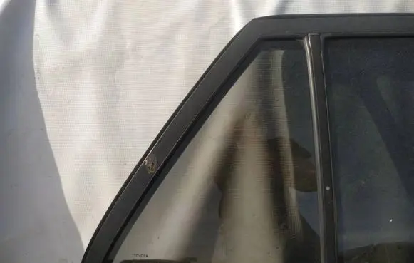 Toyota Avensis T250 Rear vent window glass 