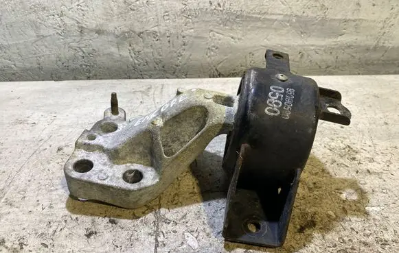 Opel Mokka Engine mounting bracket 95090590 0590