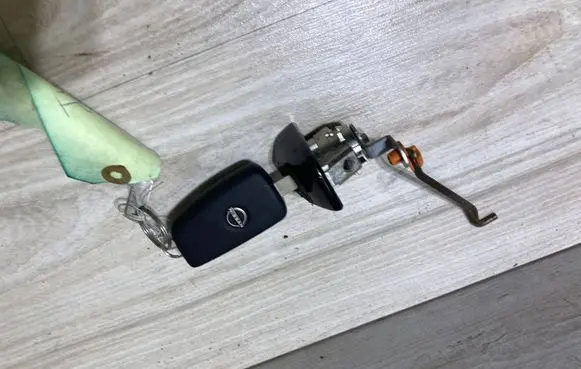 Nissan Juke II F16 Front door lock (next to the handle) 
