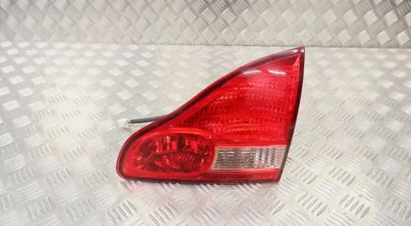 Toyota Avensis Verso Tailgate rear/tail lights