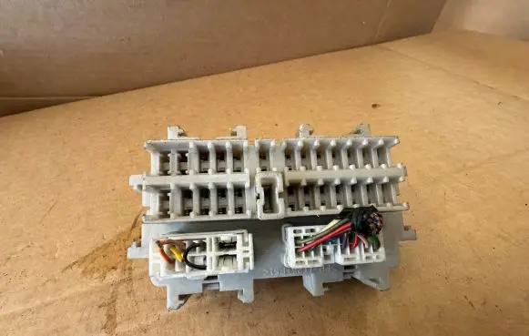Nissan Pathfinder R51 Fuse module EA000