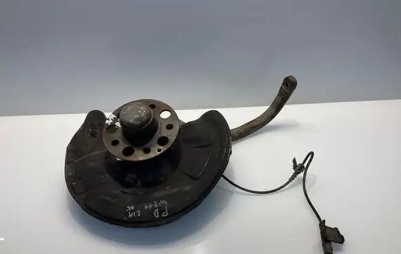 Mercedes-Benz E W211 Front wheel hub A2113306520 2113306520
