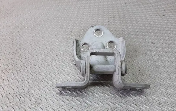 Hyundai Terracan Front door lower hinge 