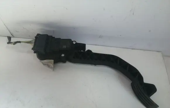 Ford C-MAX I Accelerator throttle pedal 3M519F936BF