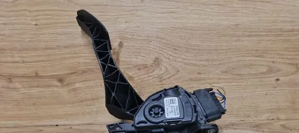 Volvo XC70 Accelerator throttle pedal 31329059