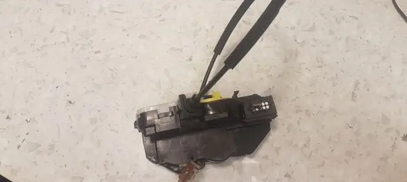 Opel Insignia A Front door lock 13503781 3023803F