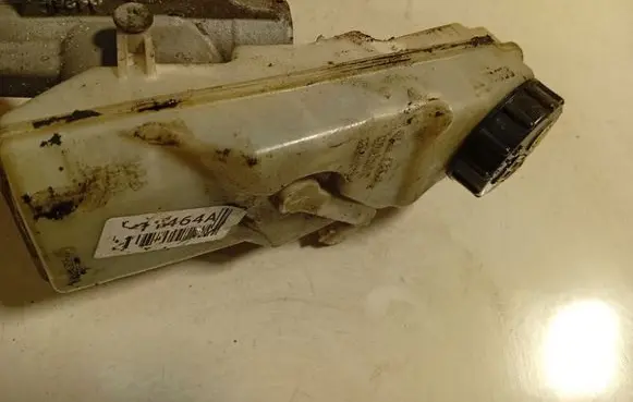 Volvo V40 Brake fluid reservoir 31329326