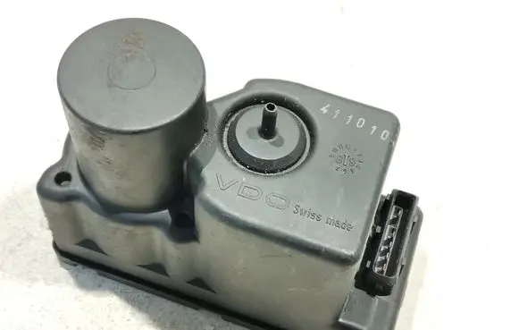 Audi 80 90 S2 B4 Central locking vacuum pump 443862257