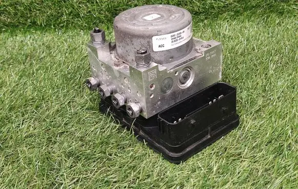 Ford Fusion II ABS Pump DG9C2C405AH