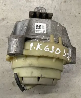 BMW 5 G30 G31 Engine mount bracket 6860491