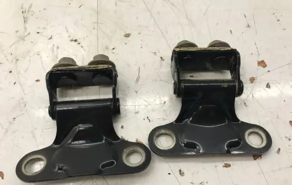 Toyota Avensis T270 Tailgate/trunk/boot hinge 6881005030 6881005040