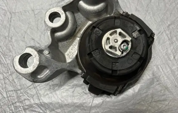 Volvo XC60 Engine mount bracket 32255204