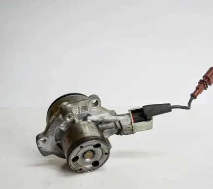 Volkswagen Jetta VI Water pump 04L121011