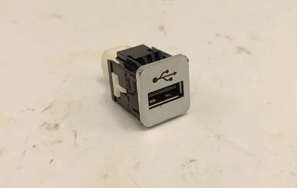 BMW 7 G11 G12 USB socket connector 9368857 64109368857 745580