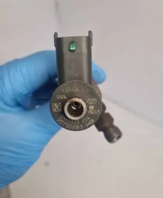Volvo XC70 Fuel injector 30750283