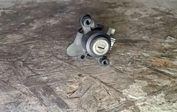 BMW 3 E46 Tailgate exterior lock 82410889